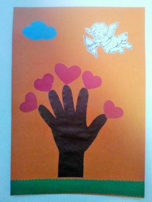 Группа «Колобок» поздравила своих родителей с февральскими праздниками: днем Валентина и днем Защитника Отечества яркими, веселыми открытками