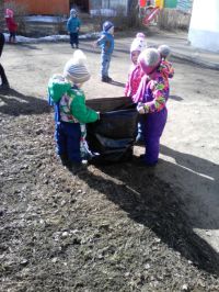 В апреле 2019 г. Дети 2 младшей группы уборке территории детского сада.