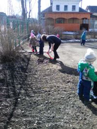 В апреле 2019 г. Дети 2 младшей группы уборке территории детского сада.