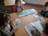 Рассматривание детьми иллюстраций к сказкам