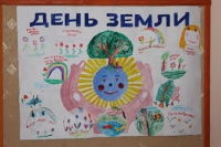  Дети старшей  и подготовительной групп  оформили плакаты  «Будем беречь природу ! »